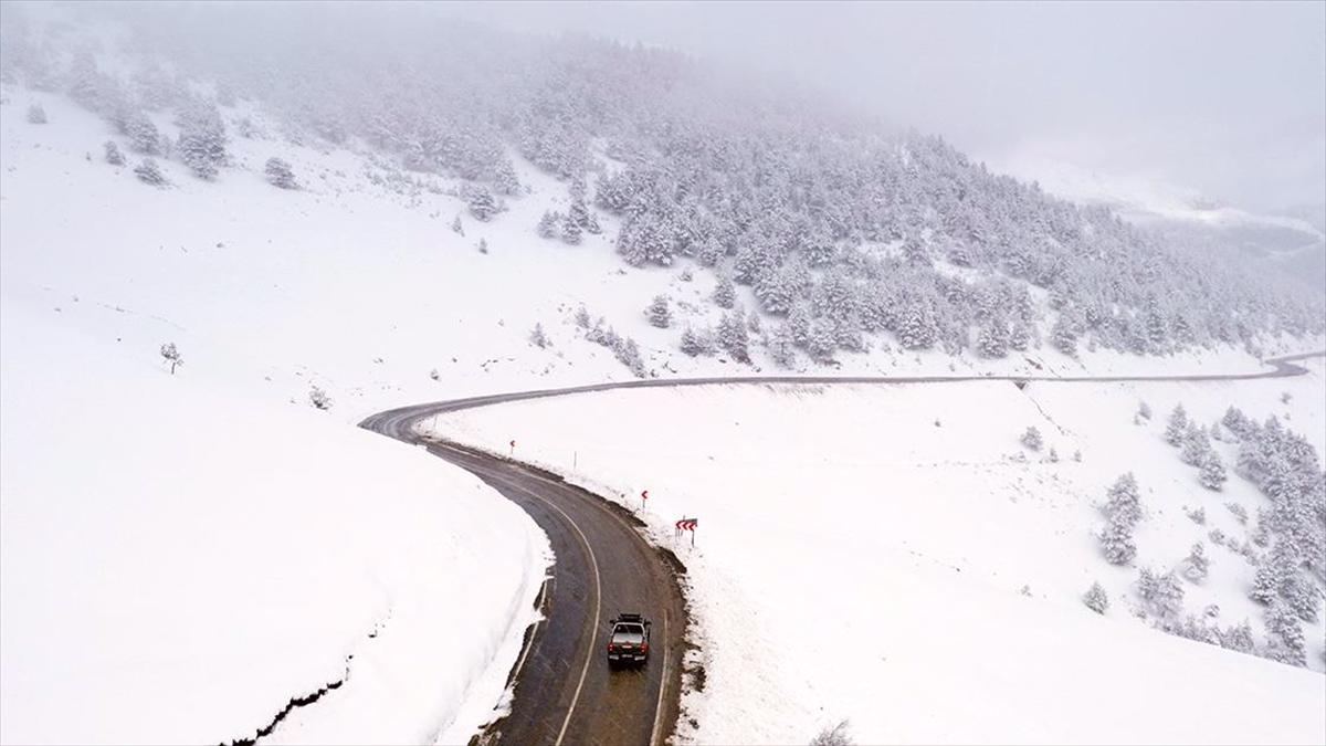 Zigana Dağı'nda kar ve sis etkili oldu