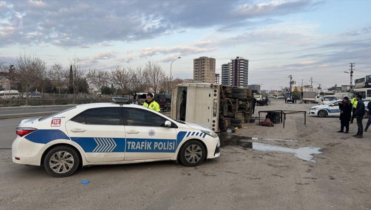 Adana’da tarım işçilerini taşıyan midibüsün devrilmesi sonucu 15 kişi yaralandı