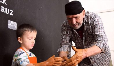 Bilecikli “Yaşayan İnsan Hazinesi” okullarda çocuklara çömlek sanatını öğretiyor