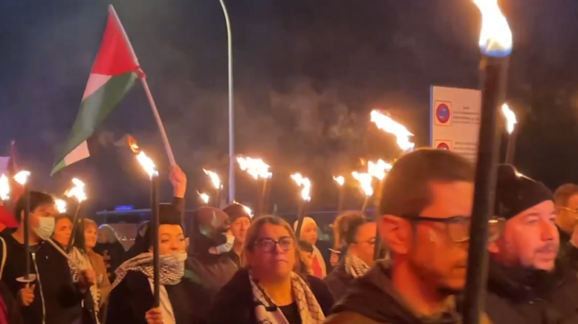 Carrefour İsrail’e desteği nedeniyle Paris’te meşalelerle protesto edildi