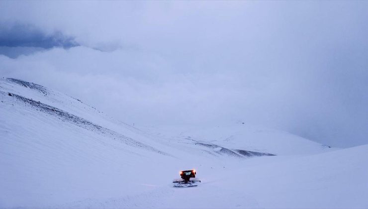 Erciyes’teki pistleri gece boyunca süren mesaiyle kayağa hazırlıyorlar