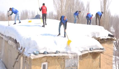 Hakkari’de gönüllü gençler yaşlı çiftin evinin damında biriken karı temizledi