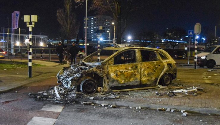 Hollanda’nın Lahey kentinde Eritreli grupların şiddet olaylarında polis araçları ateşe verildi