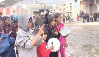 İsrail saldırıları altındaki Gazze’de çocuklar, yaşanan gıda kıtlığını protesto etti