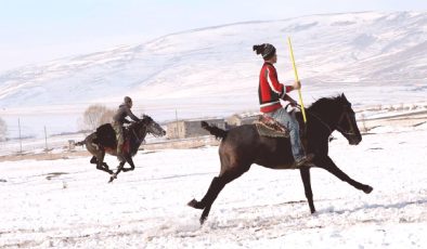 Kars’ta gençler kar üstünde cirit oynadı