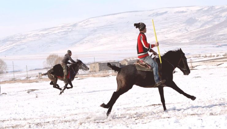 Kars’ta gençler kar üstünde cirit oynadı