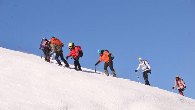 Muş’un karla kaplı dağlarında 88 dağcı eğitim görüyor