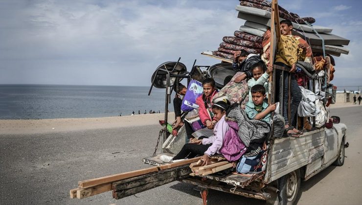 Refah’taki yerinden edilmiş Filistinliler yeni saldırı korkusuyla tersine göçe yöneliyor