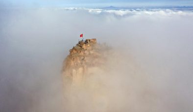 Turistler Kapadokya’daki seyir noktasından “sis denizi”ni izliyor