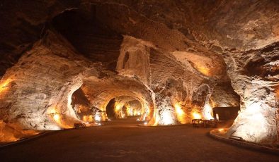 Yer altındaki tuz mağaraları, kışın da turistlerin ziyaret rotasında oluyor