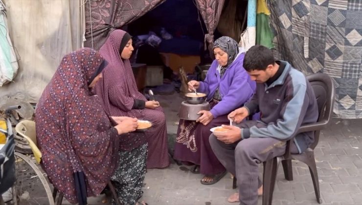 Açlığın hüküm sürdüğü Gazze’deki Filistinli aile iftar için yemek bulmanın sevincini yaşıyor