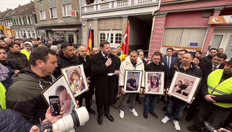 Almanya’da kundaklama sonucu çıkan yangında ölenler için yürüyüş ve anma töreni düzenlendi