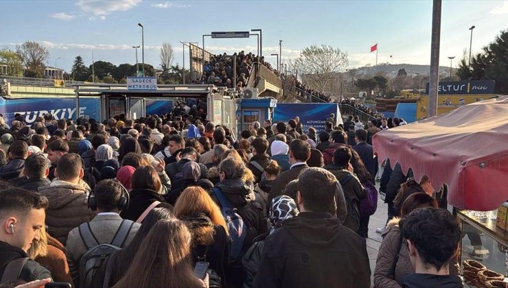 Altunizade’de metrobüs arızası nedeniyle yoğunluk oluştu