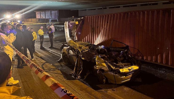 Bakırköy’de üzerine tır devrilen otomobildeki 4 kişi yaşamını yitirdi