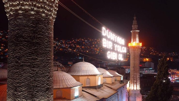 Bursa’daki tarihi Ulu Cami’ye “Dünyada bir yolcu gibi ol” yazılı mahya asıldı