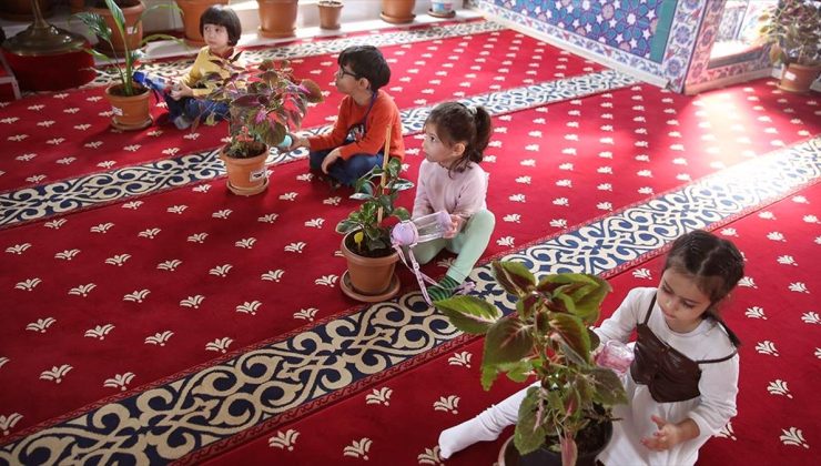 “Çiçekli Cami”deki rengarenk bitkilerin bakımı çocuklara emanet