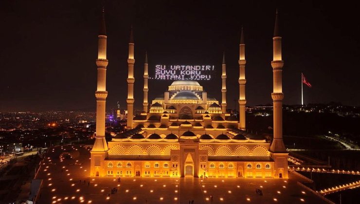 Dünya Su Günü dolayısıyla Büyük Çamlıca Camisi’ne mahya asıldı