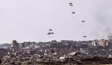 Gazze Şeridi’nin kuzeyine havadan atılan insani yardımları görüntüledi