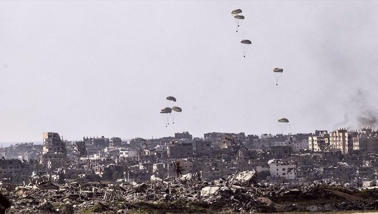 Gazze Şeridi’nin kuzeyine havadan atılan insani yardımları görüntüledi