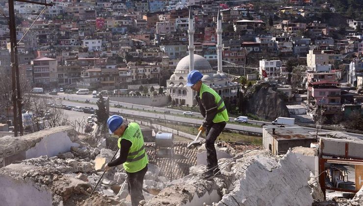 Hatay’da iş makinesinin ulaşamadığı hasarlı binaları özel ekip yıkıyor