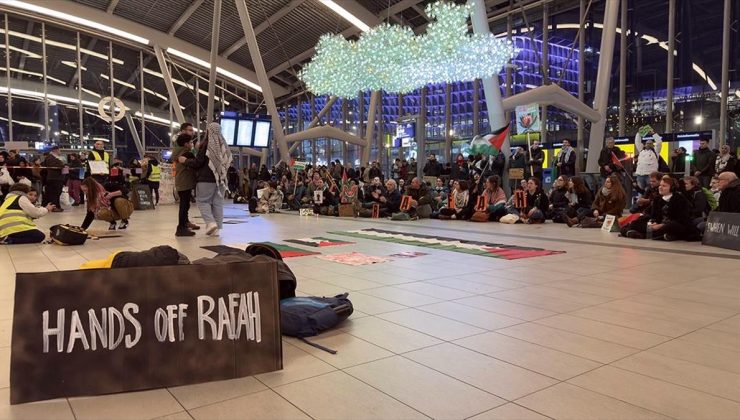 Hollanda’da 16 tren istasyonunda Filistin’e destek için oturma eylemi yapıldı