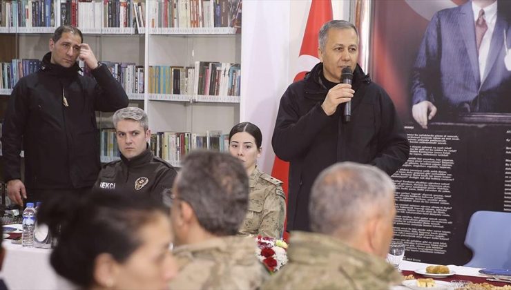 İçişleri Bakanı Yerlikaya, Hakkari’de güvenlik güçleriyle bir araya geldi