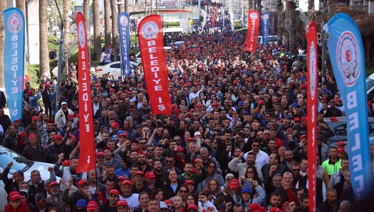 İzmir’de TİS görüşmelerinden sonuç alamayan Büyükşehir Belediyesi işçileri eylem yaptı