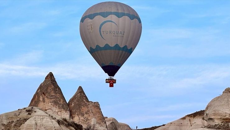 Kapadokya’da balonlar Türk bayrağıyla uçtu