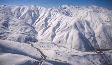 Karın günlerdir geçit vermediği Van-Bahçesaray yolu helikopterden görüntülendi