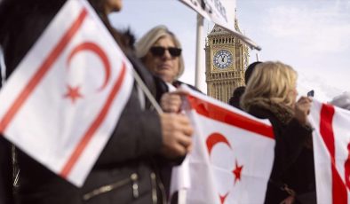 Kıbrıslı Türkler, 60. yılında BMGK’nin Kıbrıs’a barış gücü gönderilmesi kararını Londra’da protesto etti