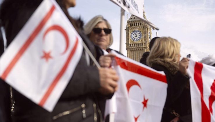 Kıbrıslı Türkler, 60. yılında BMGK’nin Kıbrıs’a barış gücü gönderilmesi kararını Londra’da protesto etti