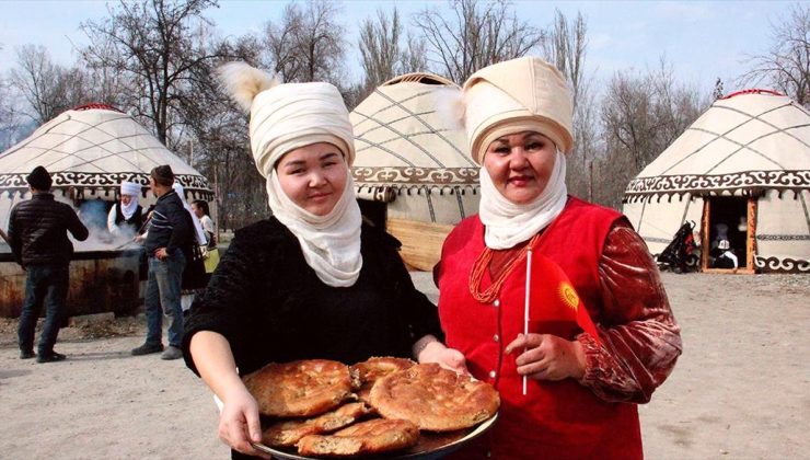 Kırgızistan’da Nevruz Bayramı sofralarını kazanda pişirilen ekmekler süslüyor