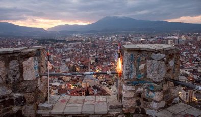 Kosova’nın Prizren şehrinde iftar vakti havai fişek atarak duyuruluyor