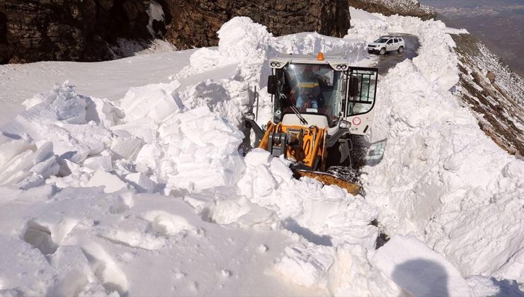 Muş ve Hakkari’de ekipler metrelerce karın bulunduğu yollarda çalışma yürüttü