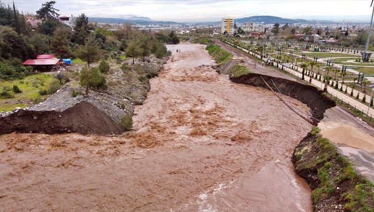 Osmaniye’de Karaçay Deresi’nin kenarındaki toprak yol çöktü