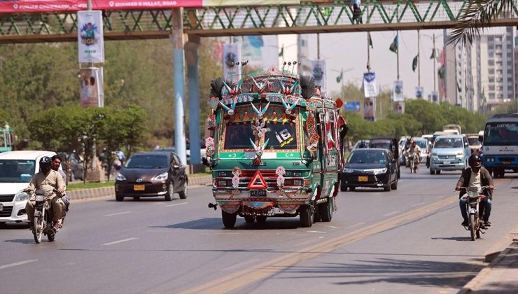 Pakistan’ın yollarını süslü otobüsler renklendiriyor