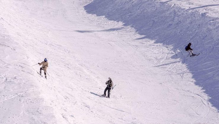 Palandöken ve Sarıkamış’ta martın son haftasında kayak keyfi sürülüyor