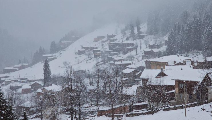 Rize’nin yüksek kesimlerine kar yağdı