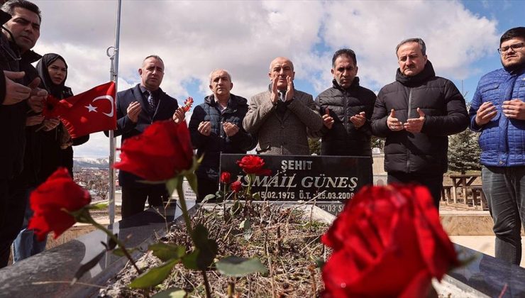 Sivas’ta meslektaşları gazeteci İsmail Güneş’i kabri başında andı