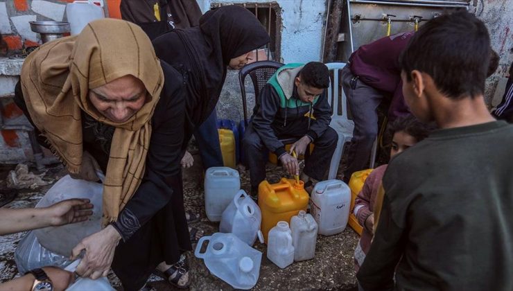 Su kuyrukları, Refah’ta çadırlarda yaşayan Filistinlilerin günlük rutini haline geldi