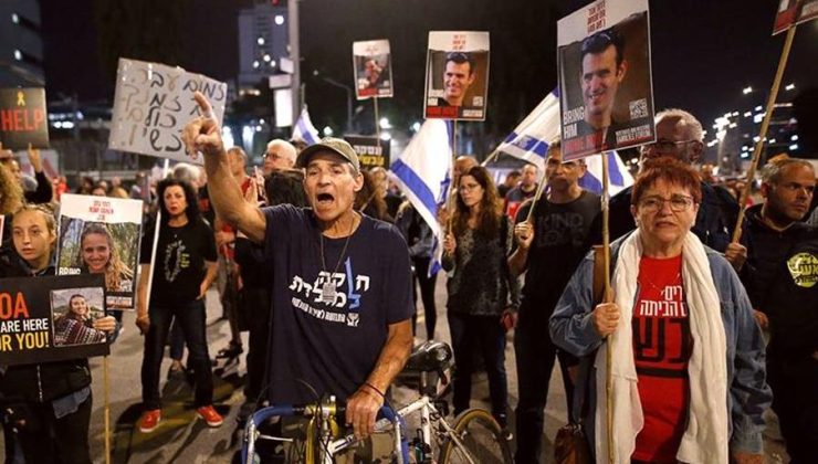 Tel Aviv’de toplanan binlerce İsrailli, Netanyahu’ya istifa çağrılarını yineledi