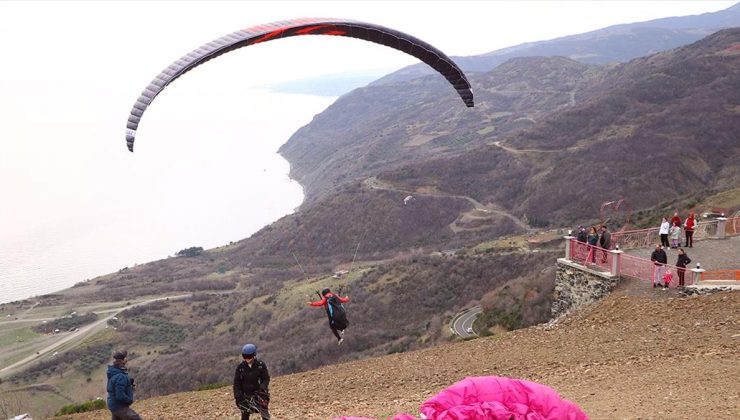 Uçmakdere’de yamaç paraşütü uçuşlarının sayısı artıyor