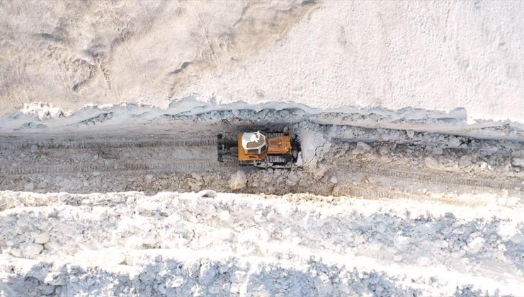 Ağrı’da ekipler dozerin boyunu aşan kar kütleleriyle mücadele ediyor