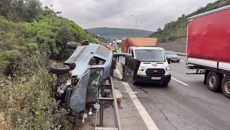 Anadolu Otoyolu’nda devrilen hafif ticari araçtaki 4 kişi yaralandı