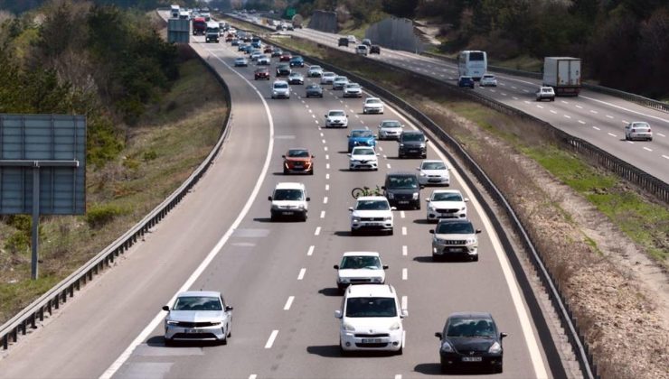 Anadolu Otoyolu’nun Bolu kesiminde bayram tatili dönüş trafiği akıcı yoğun seyrediyor