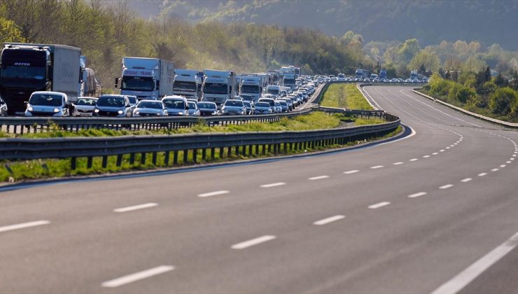 Anadolu Otoyolu’nun Düzce ve Bolu kesiminde bayram trafiği başladı