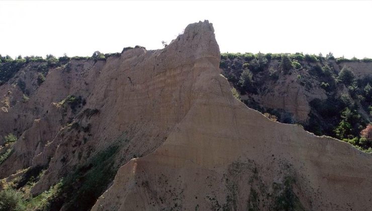 Anzakların Mısır’daki sfenkslere benzettiği Arıburnu Yarları doğa koşullarına direniyor