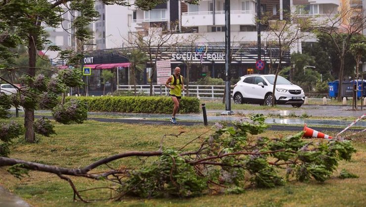 Bazı illerde fırtına ve sağanak yaşamı olumsuz etkiledi