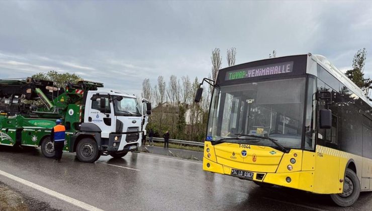 Büyükçekmece’de kayan İETT otobüsü kara yolunu kapattı