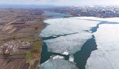 Buzları erimeye devam eden Çıldır Gölü dronla görüntülendi